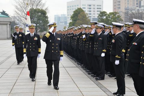 防衛省にて行われた海上幕僚長 離着任式の様子