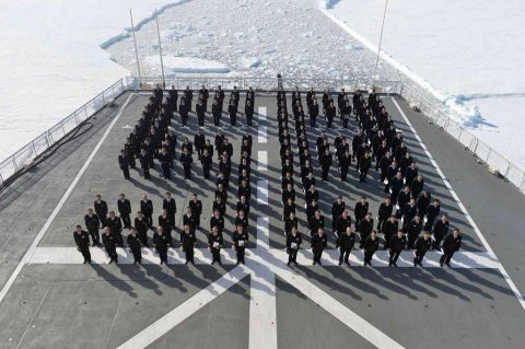 第５８次南極地域観測協力（しらせ）の様子、南極で成人、ＣＨ－１０１空輸