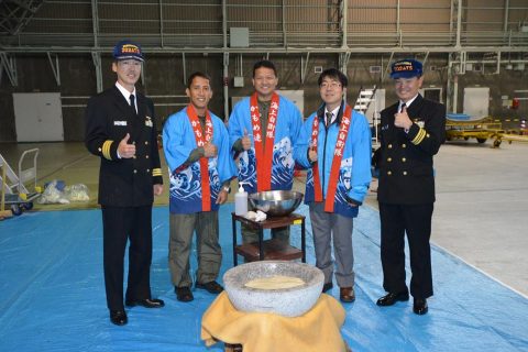 徳島教育航空群（徳島航空基地）フィリピン海軍操縦士との「餅つき」
