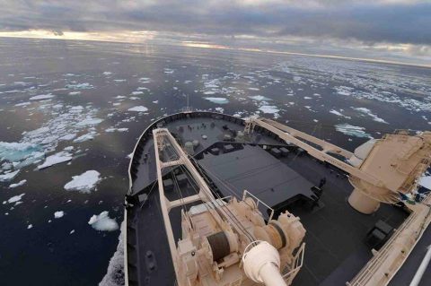 第５８次南極地域観測協力（砕氷艦しらせ）の様子 南氷洋に到着