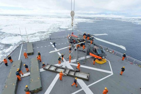 第５８次南極地域観測協力（砕氷艦しらせ）の様子 南氷洋に到着