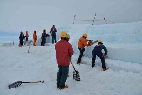 第５８次南極地域観測協力（しらせ）の様子、ＣＨ－１０１空輸、整備の様子
