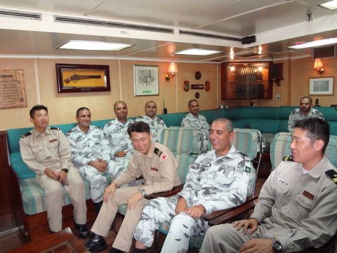 海上自衛隊　パキスタン海軍艦艇との共同訓練(駆逐艦ＴＡＲＩＱ)