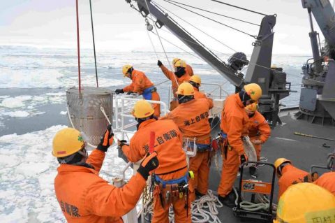 第５８次南極地域観測協力（しらせ）の様子 越冬隊員による見送り・海洋観測支援