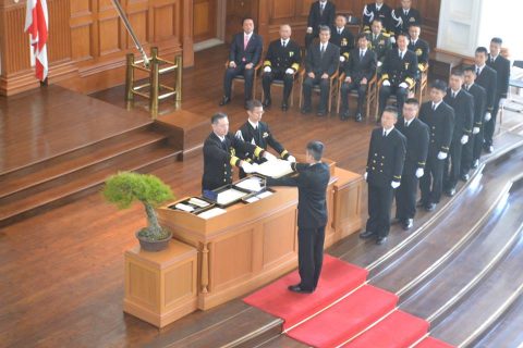 海自平成２８年度 一般幹部候補生・飛行幹部候補生課程 学校卒業式