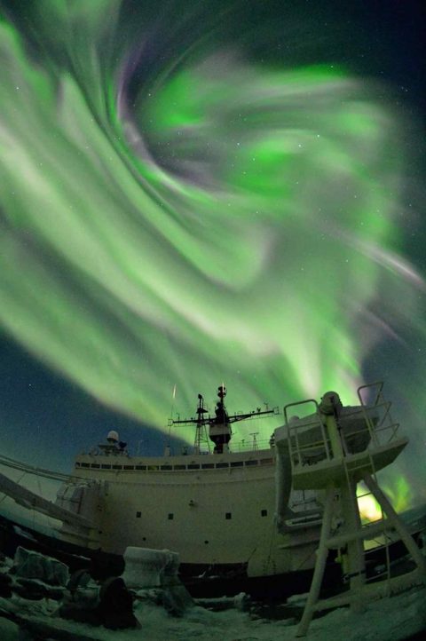 第５８次南極観測隊の協力（南極観測船しらせ）の様子 オーロラetc