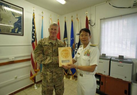 第１５１連合任務部隊司令官 福田達也 海将補 ジブチ訪問